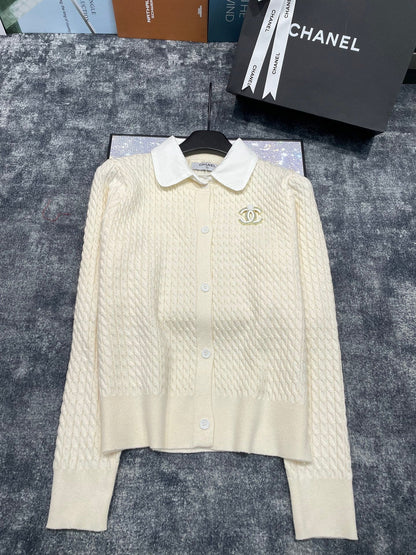 CNL Double C Brooch Decorated with Contrasting Color Lapel Stitching Fake Two-piece Fine Twist Knitted Cardigan 0724012301