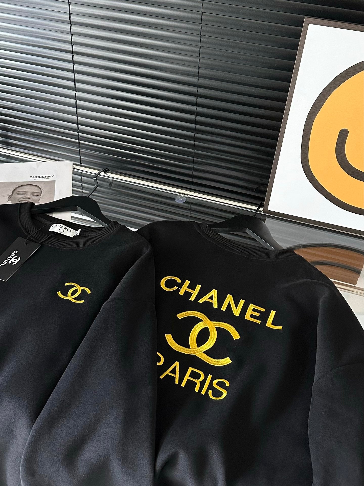 Limited edition black and gold embroidered logo crew neck sweatshirt XC0823100905