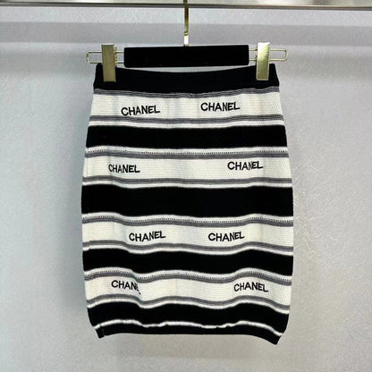 Classic Black and White Contrast Knit Dress MM10041350