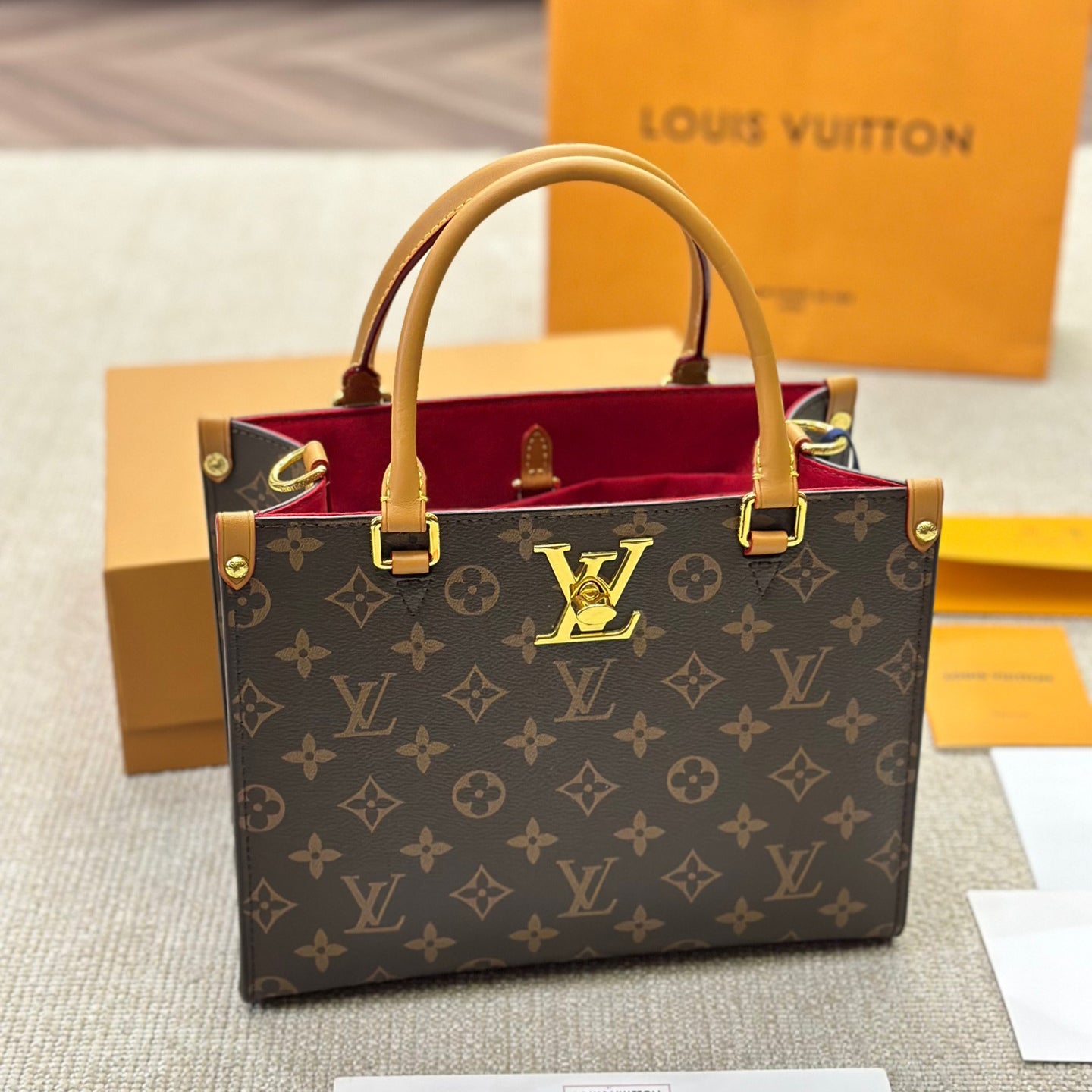 V fashion print LOCK & GO handbag 0724061305