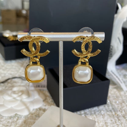Square pearl earrings