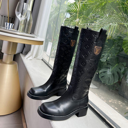 V Logo stylish embossed printed leather boots 0724101803