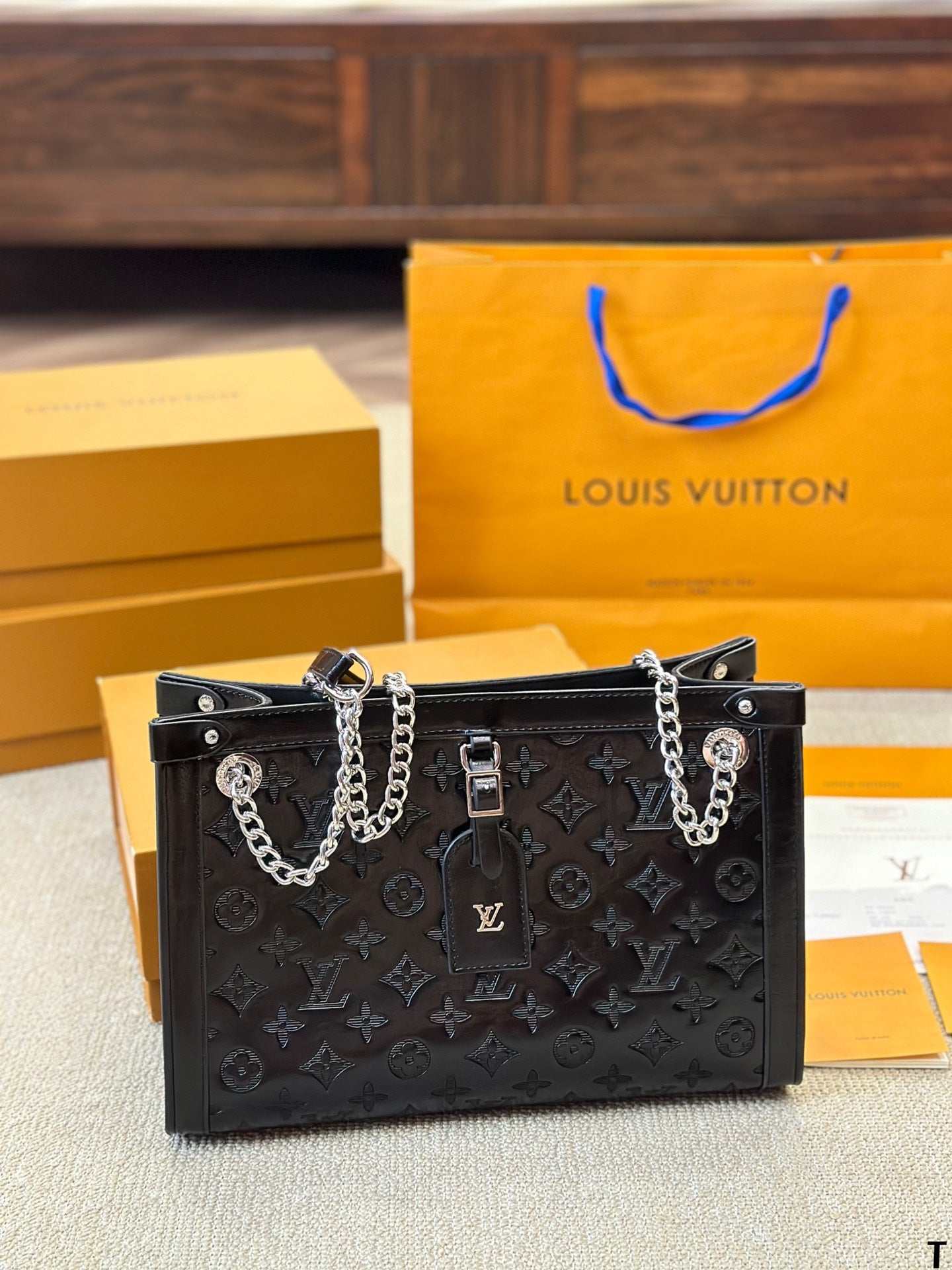 LVV Low Key Tote Bag 0724112601