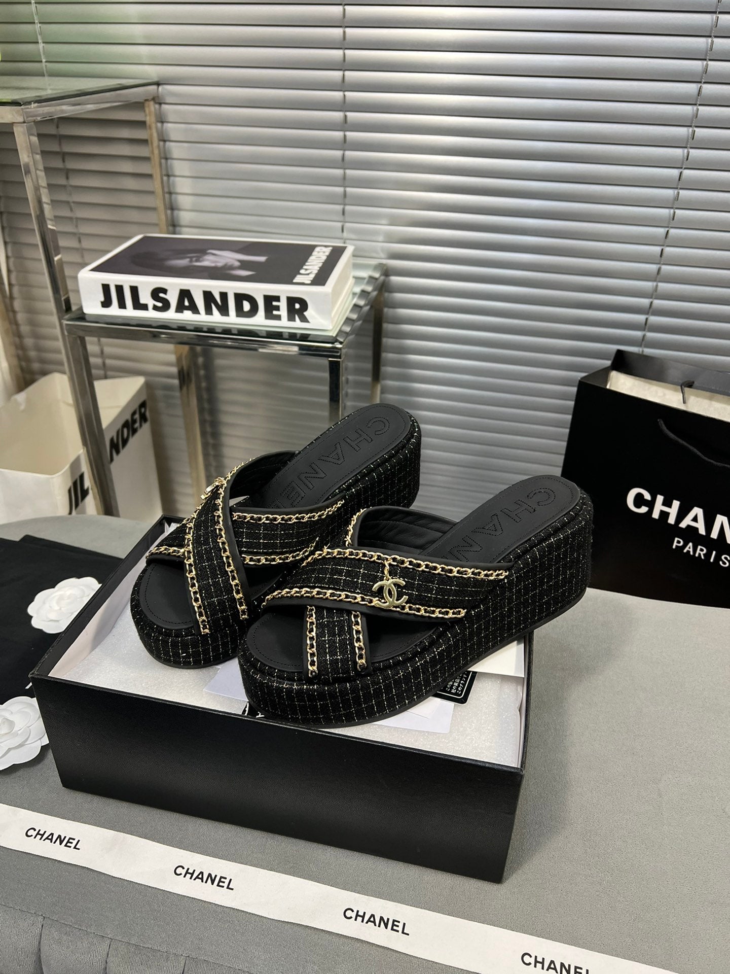 23 Ladies Fashion Luxury slipper and flip-flop S010