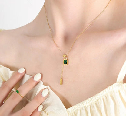 A green necklace with tassels 2025081214