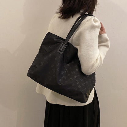 A fashionable lady's work bag 2025080806