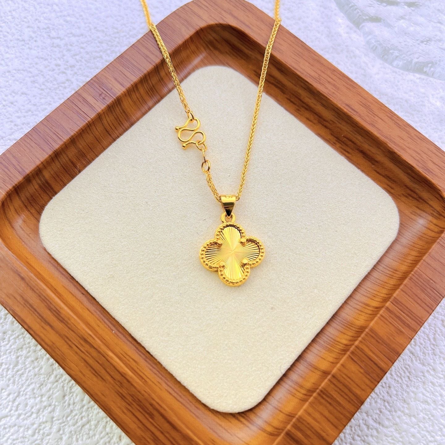 Four-leaf clover necklace 2025081219