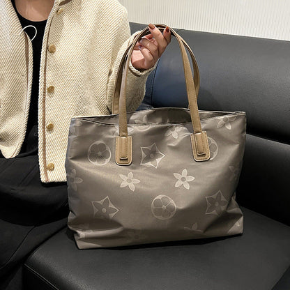 A fashionable lady's work bag 2025080806