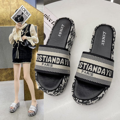 Lettered thick-soled slippers 2025080109