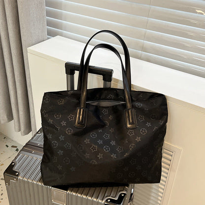 A fashionable lady's work bag 2025080806