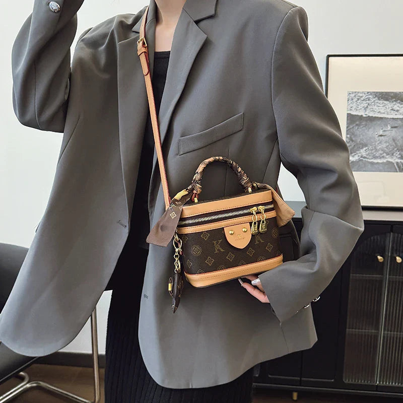 A light luxury leather handbag 2025073103