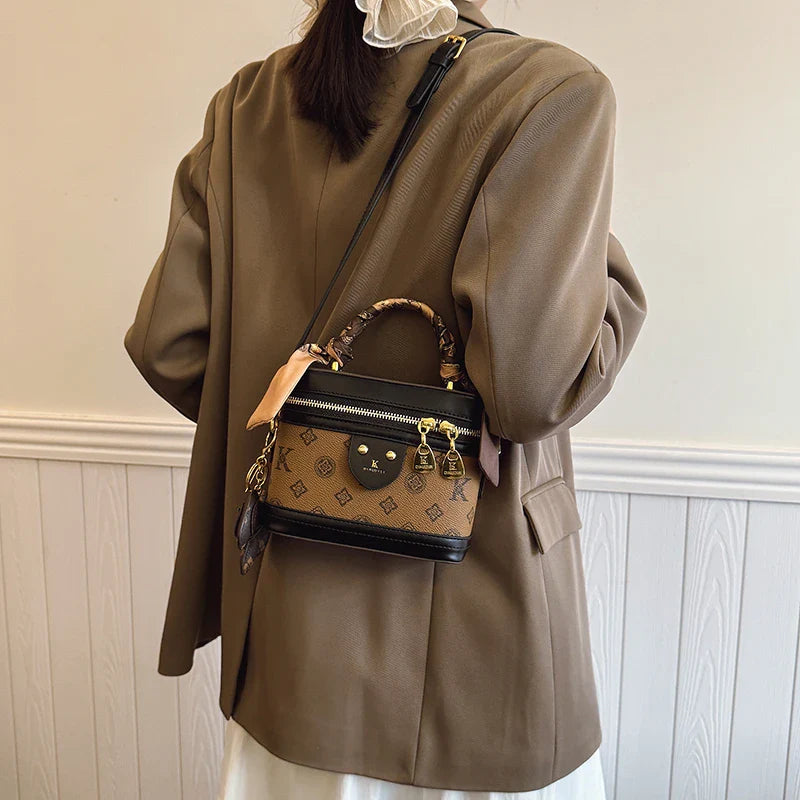 A light luxury leather handbag 2025073103