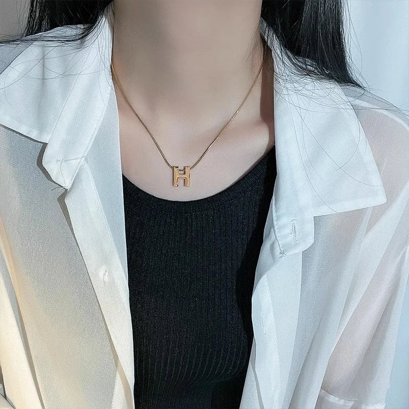 Letter H pendant necklace 2025081217