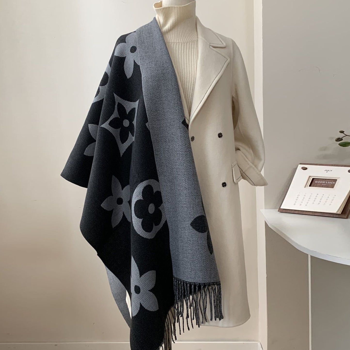 Reversible Shawl-Style Wool and Cashmere Scarf 1025090801