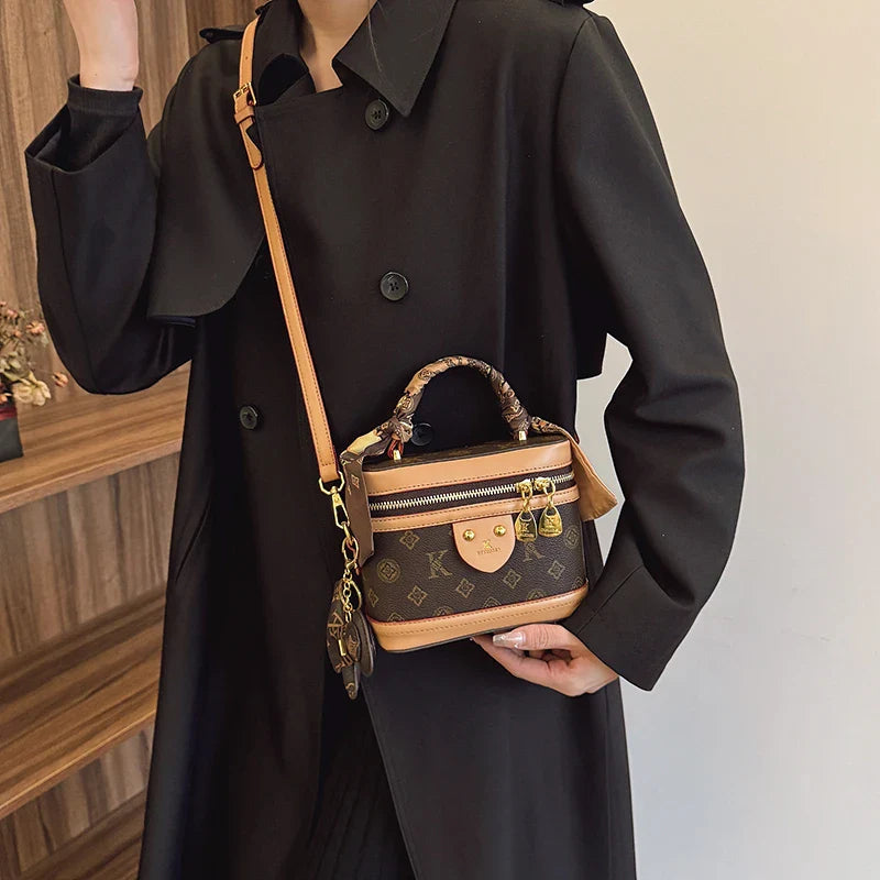 A light luxury leather handbag 2025073103