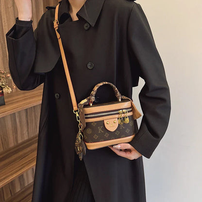 A light luxury leather handbag 2025073103