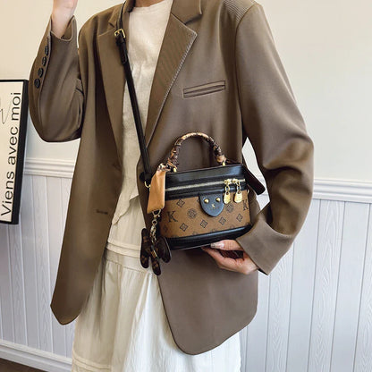 A light luxury leather handbag 2025073103